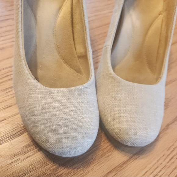 AEROSOLES Women's Cream Heels - Picture 4 of 10